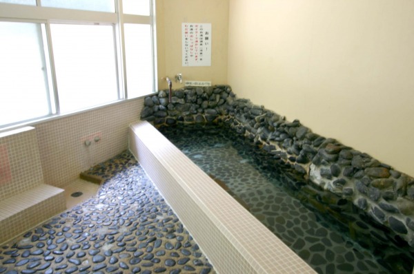 楠川の落ち着いた集落風景