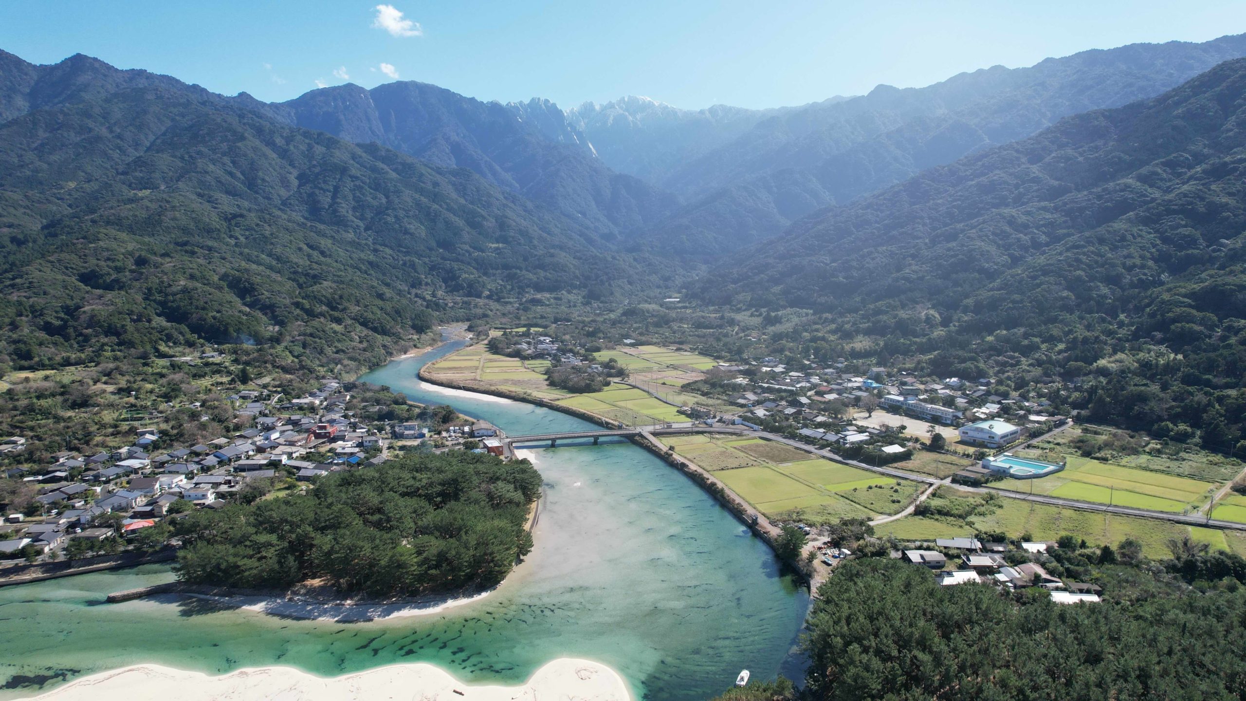 永田エリアの海と集落の風景